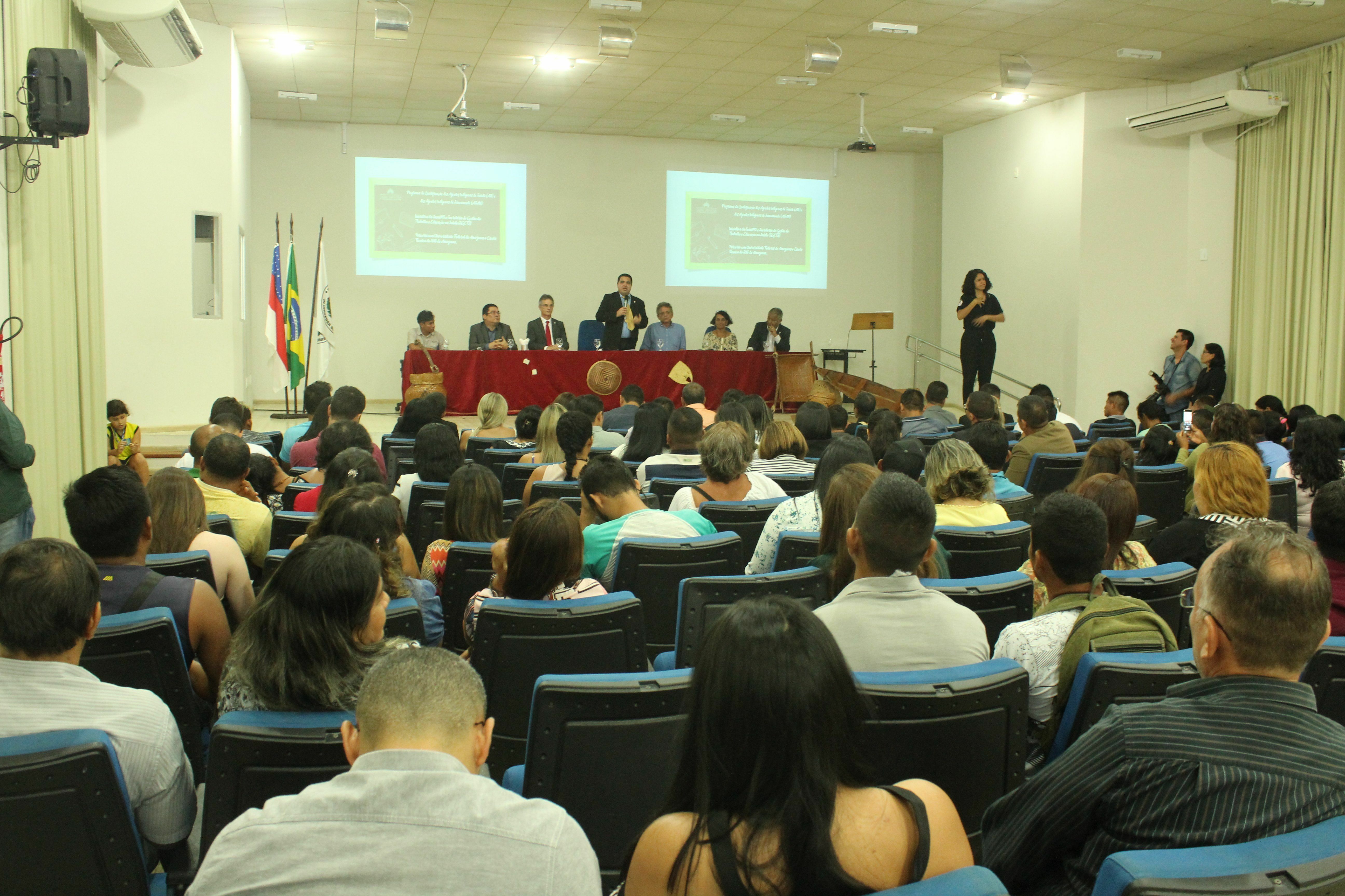 Solenidade reuniu indígenas que passarão pelo curso. Ao longo de dois anos, eles serão qualificados para atuar nas comunidades indígenas